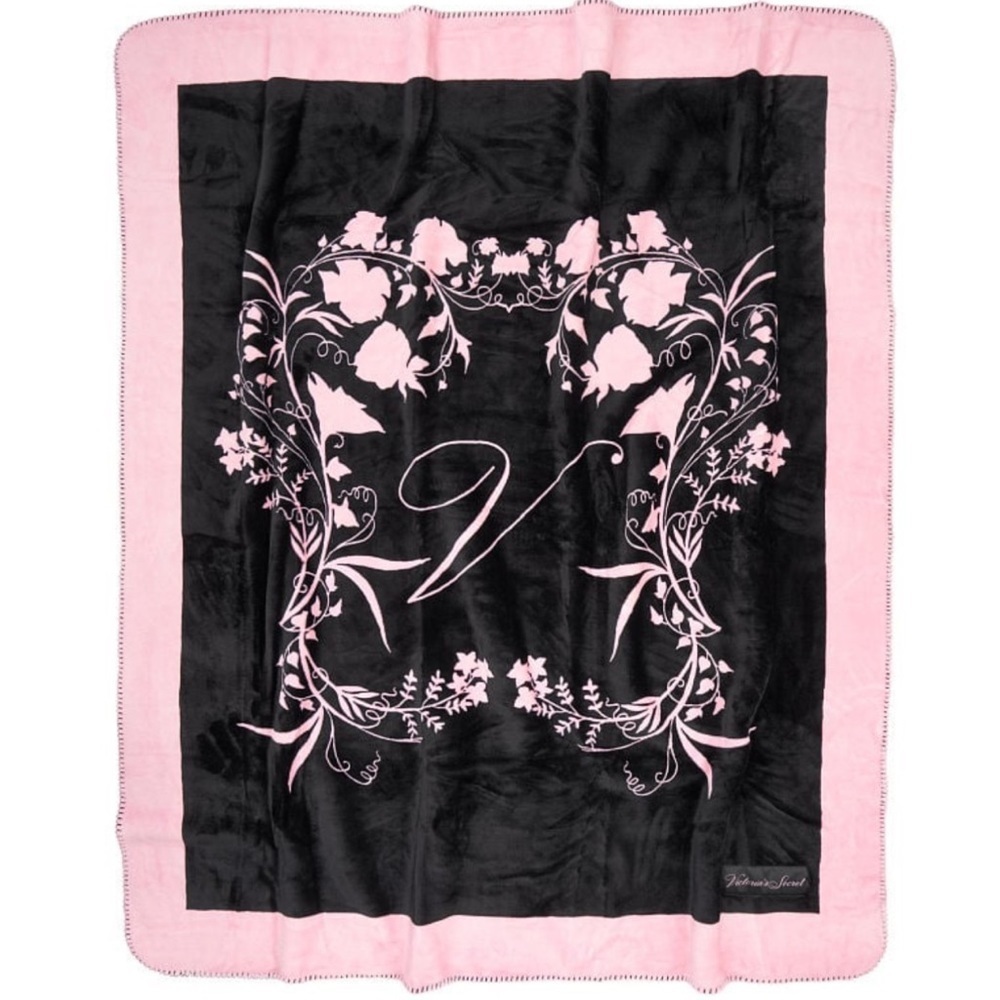 VICTORIA'S SECRET
V-Monogram Plush Fleece Blanket
